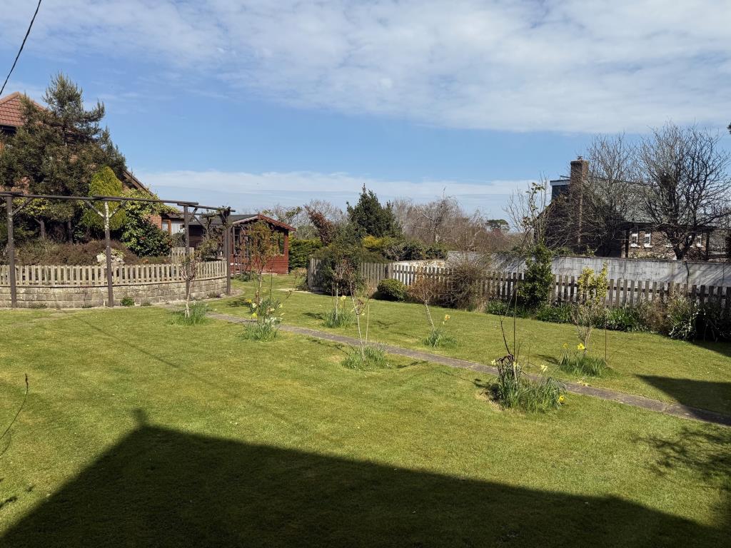 Lot: 105 - FORMER CARE HOME WITH CONSENT FOR CONVERSION TO NINE APARTMENTS - The Rear Garden